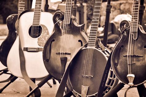 what is considered folk music: the many faces of traditional tunes